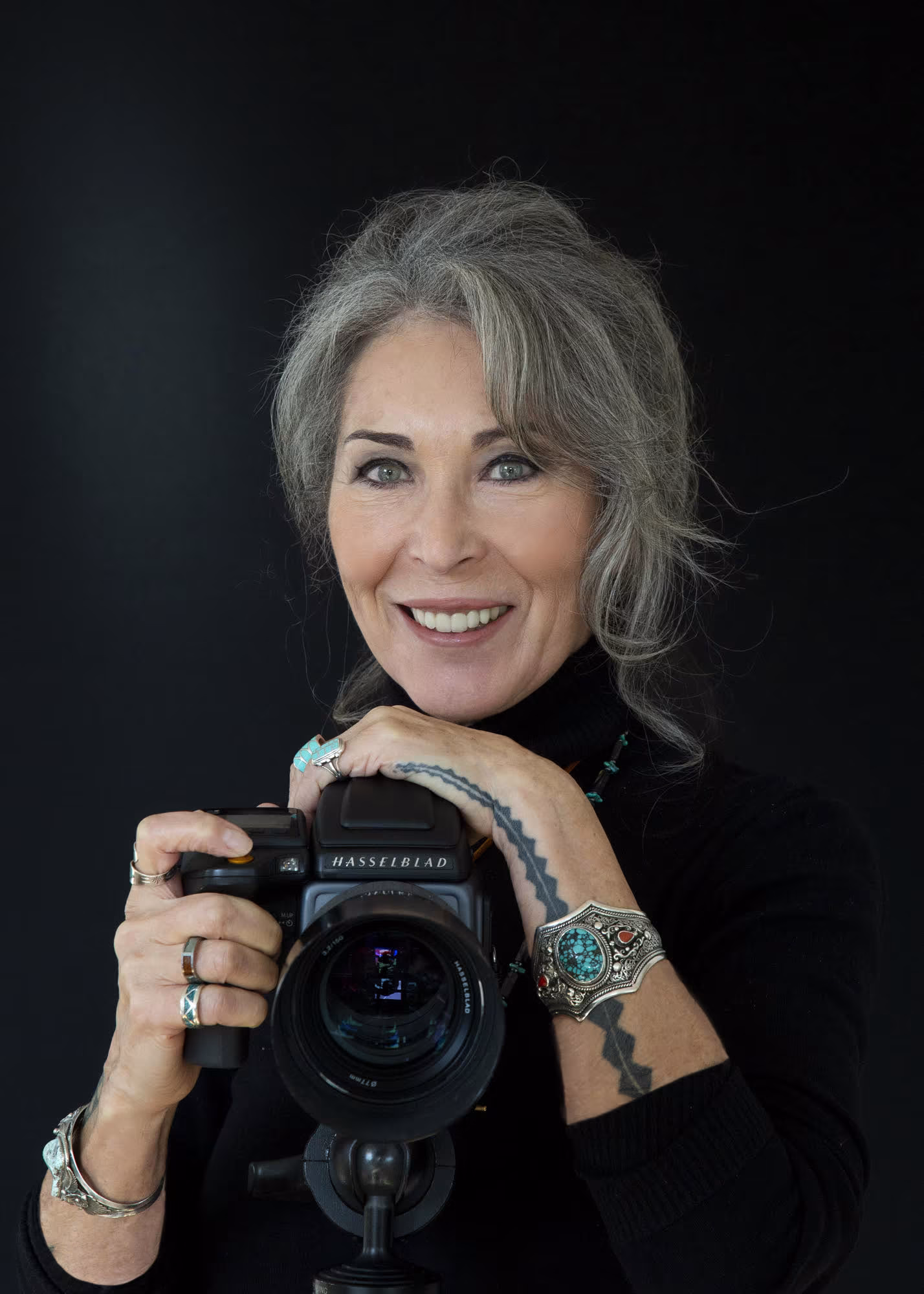 Sinar: Patricia portret met Hasselblad camera op statief tegen donkere achtergrond, passie voor fotografie en mensen