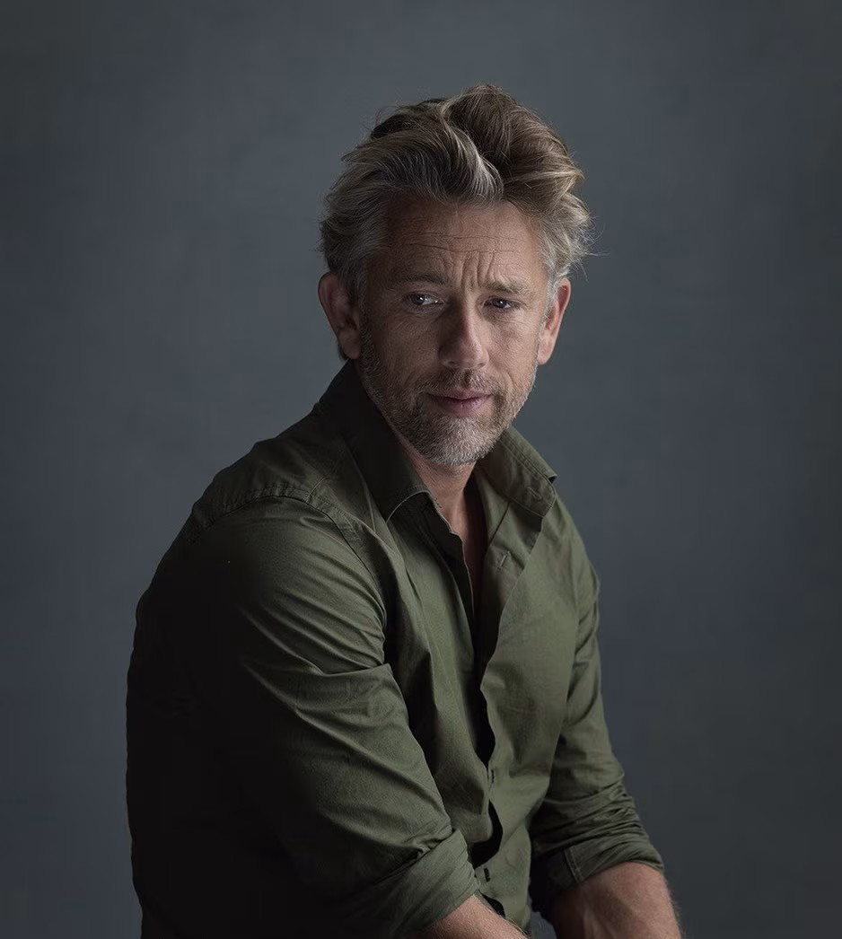 Professioneel portret van Waldemar tegen donkere achtergrond bij Sinar Waldemar Stichting Kasih